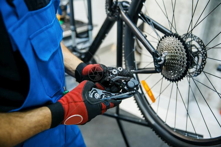 机动车修理间男子设置速度开关机械师在制服上修补自行车周期问题专业